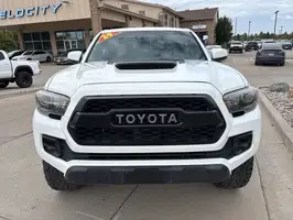 2019  Toyota Tacoma - Thumbnail 2